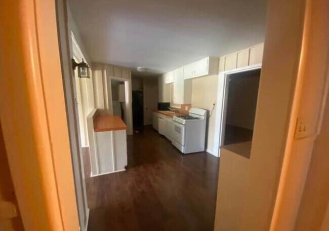 Kitchen - 658 E North 23rd St