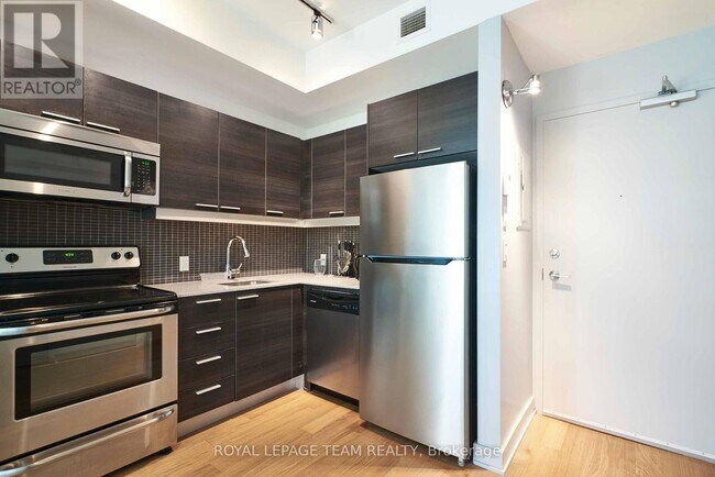 Building Photo - 354 Gladstone Ave