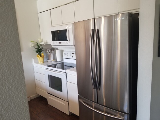 Building Photo - Beautiful Midtown Loft