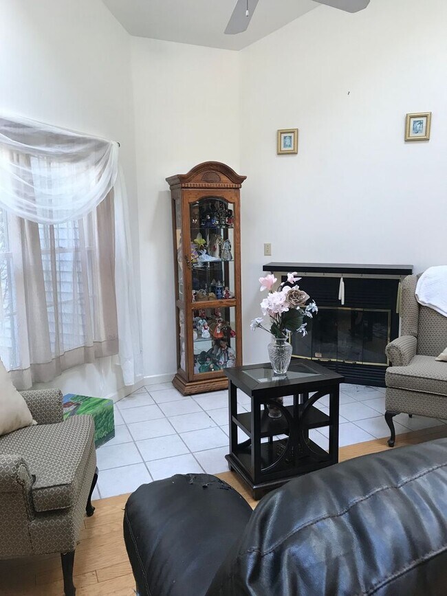 Foto del edificio - 3 bed / 2.5 bath Townhome in Popular Commu...