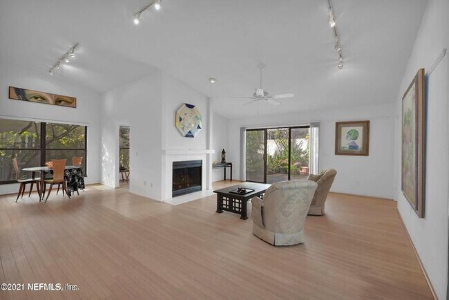 Foto del edificio - 2437 Burgundy Ct