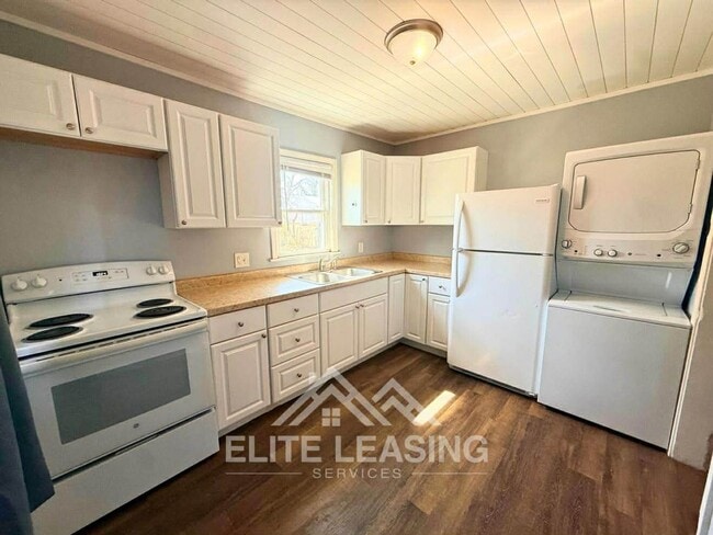 Building Photo - 2 Bedroom Home with Fenced Yard