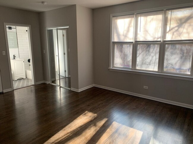 Building Photo - 910 W Dakin St