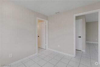 Building Photo - 2927 SE 15th Pl