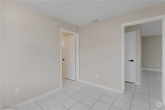Building Photo - 2927 SE 15th Pl