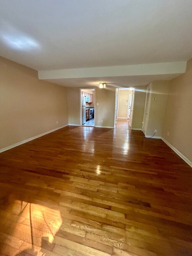 Foto del edificio - Spacious 2BR Townhome Near Downtown Carrbo...