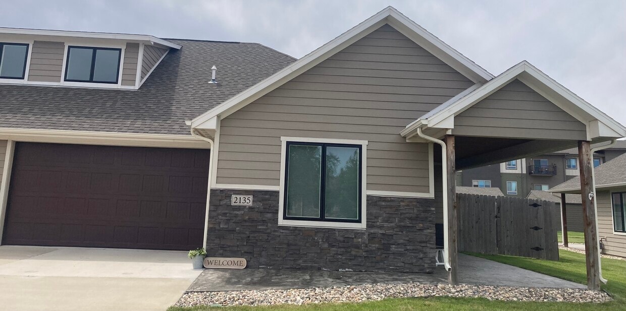2135 S Silverthorne Ave, Sioux Falls, SD 57110 Townhome Rentals in