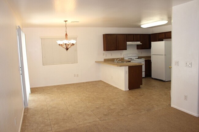 Foto del edificio - 4 bed 2.5 bath Magic Ranch Home
