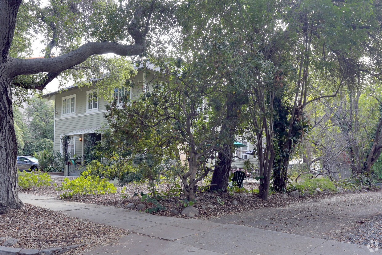 Building Photo - 256 W 6th St