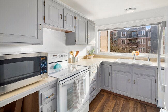 Building Photo - 303 13th Ave E