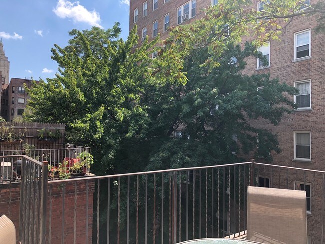 Building Photo - 130 W 75th St