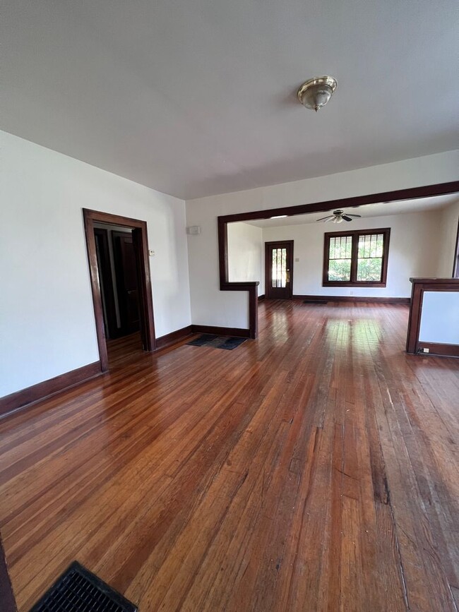 Foto del edificio - 402 E 1st Street