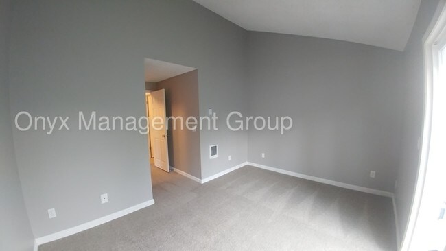 Building Photo - 3 bed/1.5 bath ready for Immediate Move In