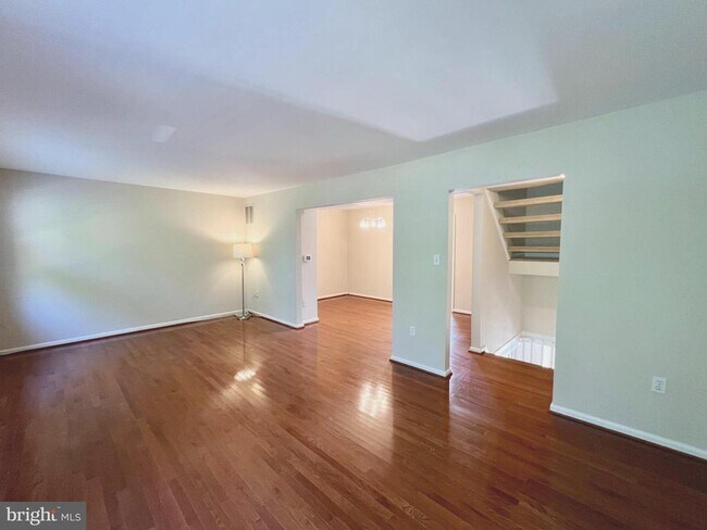 Foto del edificio - 8124 Larkin Ln