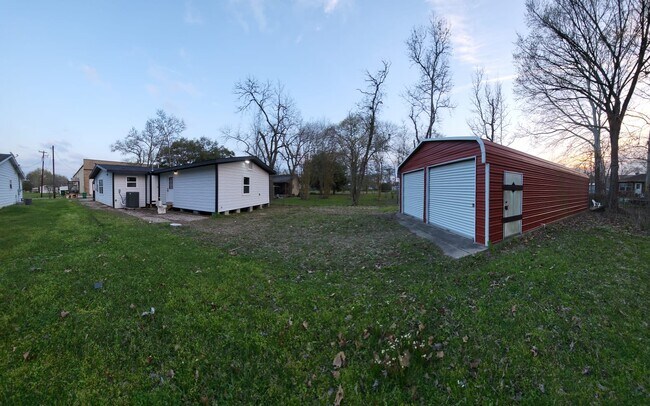Back side of the home. Storage not included on the main rent. $200 additional for access to 900 sqft - 524 Dunnam Ave