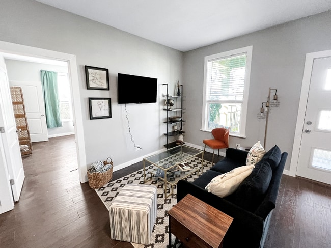 Photo - 638 W Elmira St Apartment