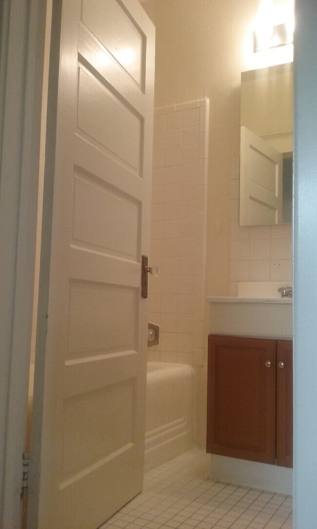 BATHROOM - 5242 De Longpre Ave