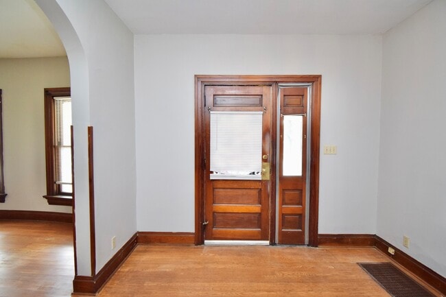Building Photo - 23 E Parkwood Dr