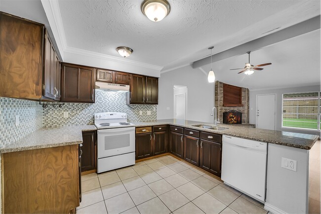Building Photo - 13618 Piney Oaks Dr