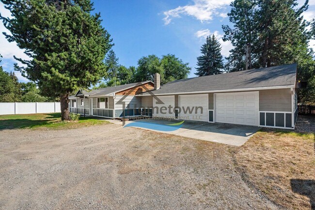 Foto del edificio - 3 Bedroom Home with Attached 3-Bay Garage ...