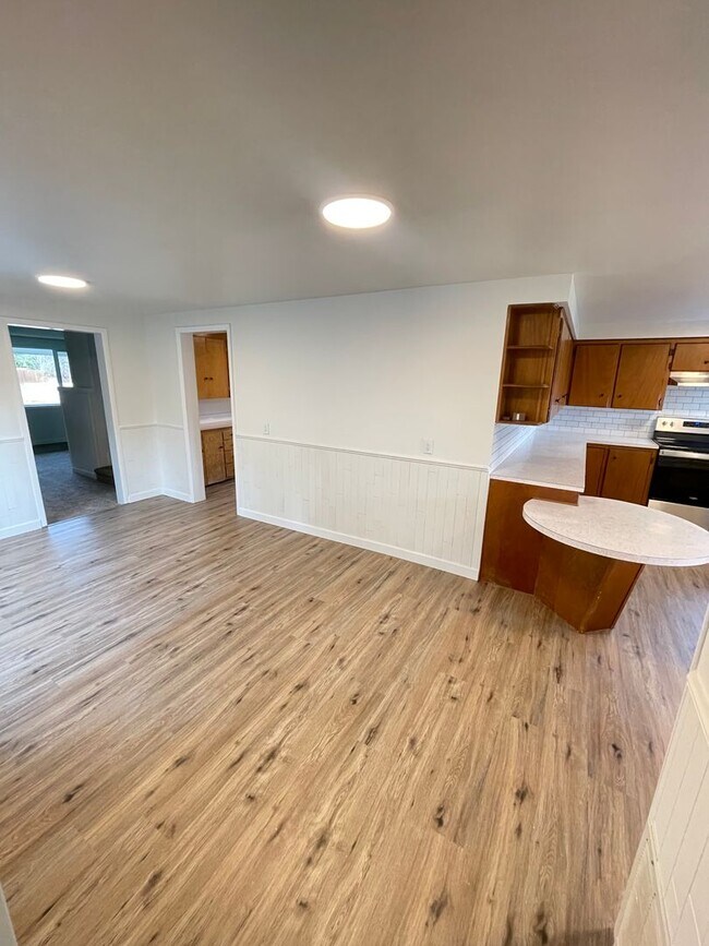 Building Photo - Newly Renovated! Spacious 4 Bedroom 2 Bath...