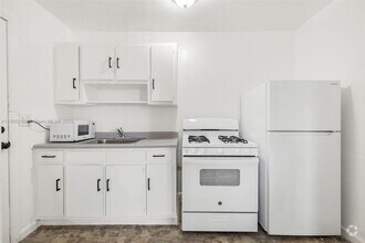 Building Photo - 126 SW 18th Ave