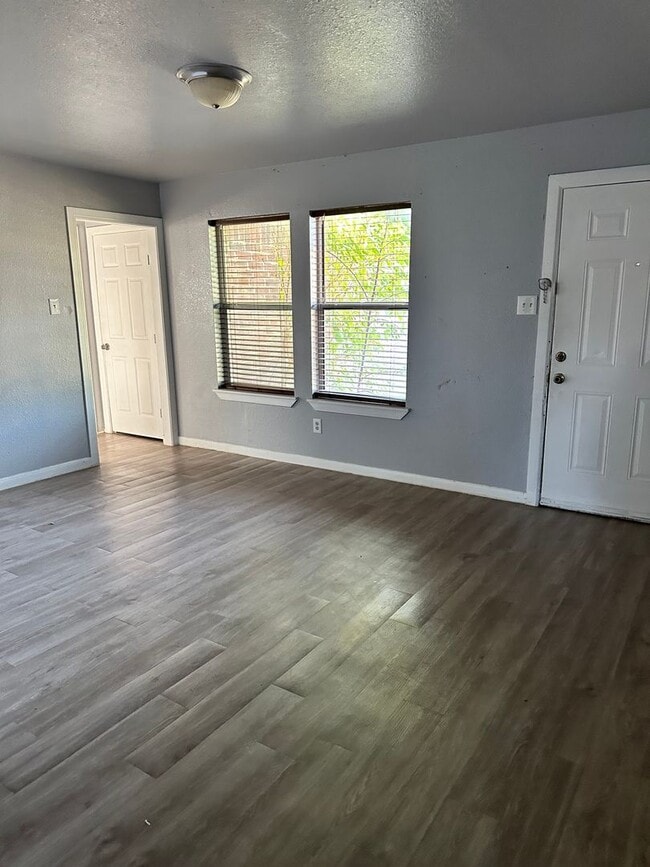 Building Photo - 4 Bedroom 2 Bathroom in 76105 Available!