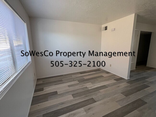 Foto del edificio - Two Bedroom 1.5 Bath With New Flooring, Pa...