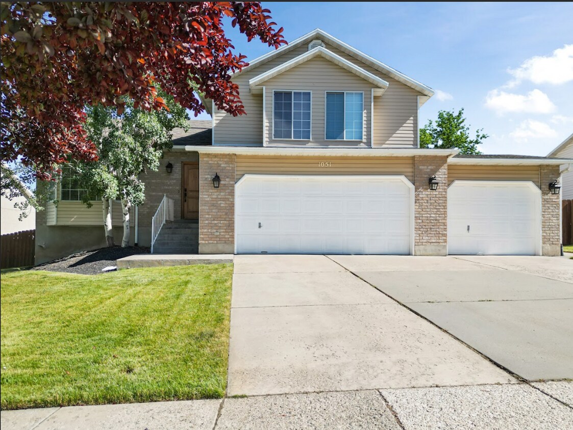 Primary Photo - Modern 5 Bedroom Home with 3Car Garage in ...