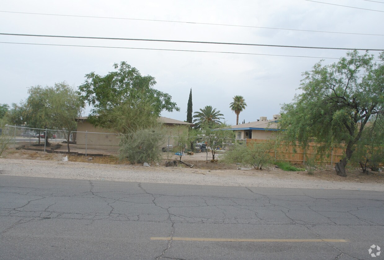 Building Photo - 3953-3955 N Palm Grove Dr