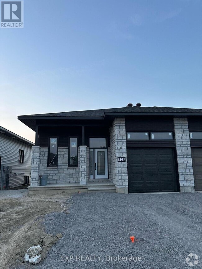 Building Photo - 826 Namur St