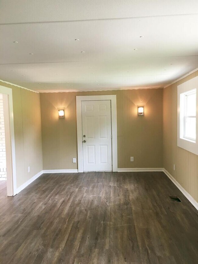 Building Photo - 1051 Sims Dr