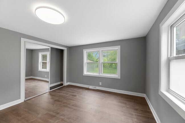 Building Photo - 14835 Riverside Dr