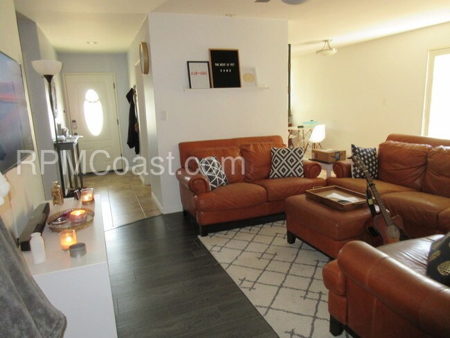 Building Photo - 3 bed 2 ba - SFR Near Centennial Park