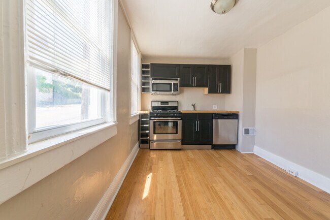 Foto del edificio - *AVAILABLE NOW* Super Affordable & Renovated 3 Bedroom Town House in the South Side Slopes!