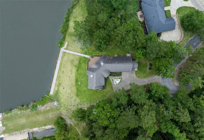 Building Photo - 2151 Greentree Dr