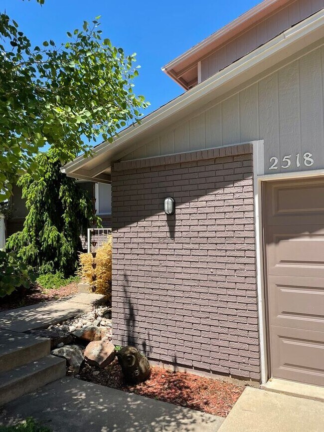 Building Photo - Spacious 4 Bed 2.5 Bath House in North Wes...