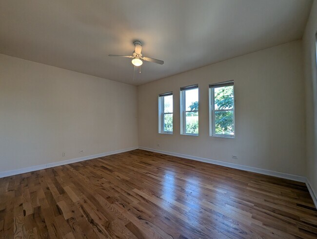 Foto del edificio - 2347 N Drake Ave