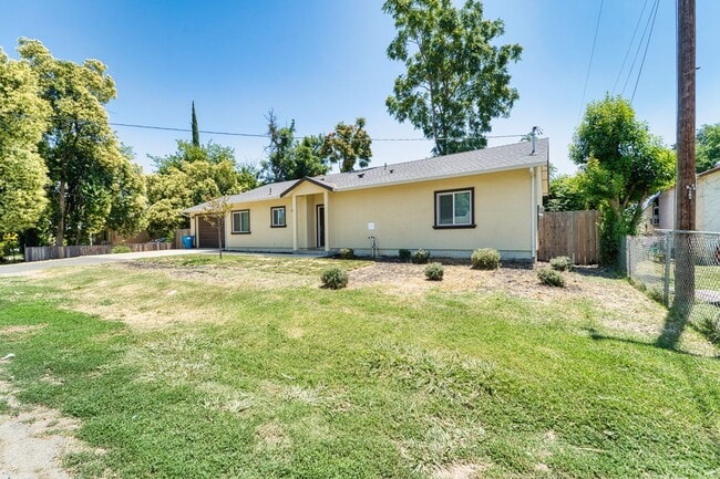 Building Photo - Like new home in Olivehurst