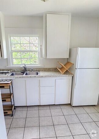 Building Photo - 1802 Lincoln Dr