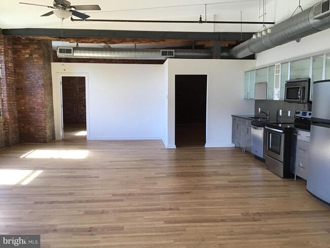 Building Photo - 1125 E Columbia Ave