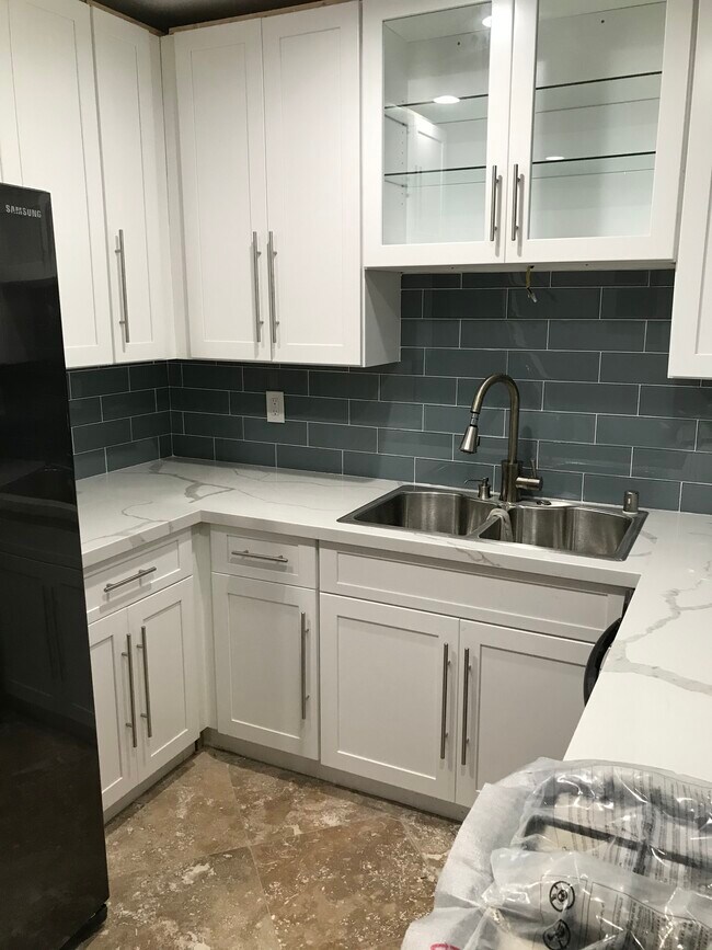 Kitchen - 9110 S Manhattan Pl