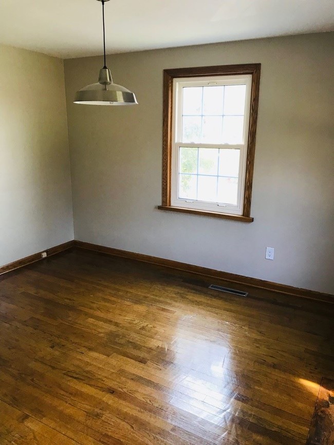 Building Photo - 3 br, 1 bath House - 902 Delware ave