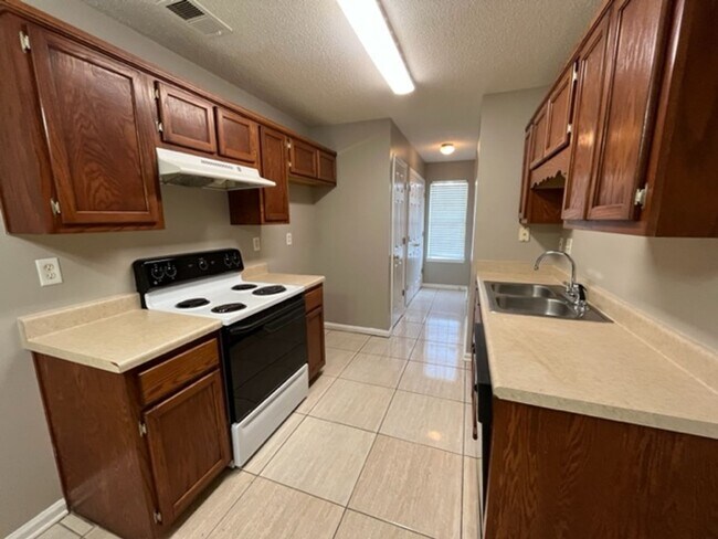 Foto del edificio - Renovated 3 Bedroom 3 Bath Townhome for Rent!