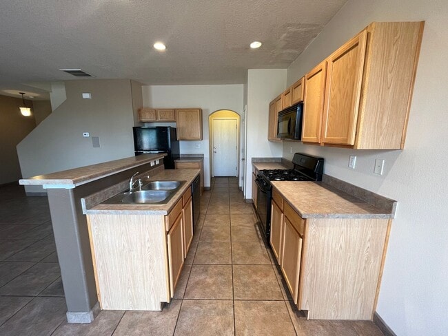 Foto del edificio - Spacious 3 Bedroom 2.5 Bathroom Home In Victory Hills!