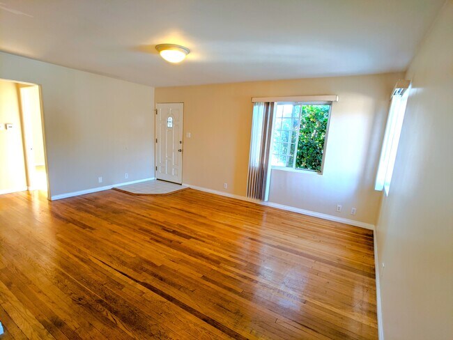 Building Photo - 8845 Glider Ave