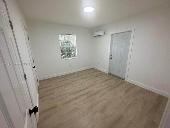 Foto del edificio - 360 NE 82nd St