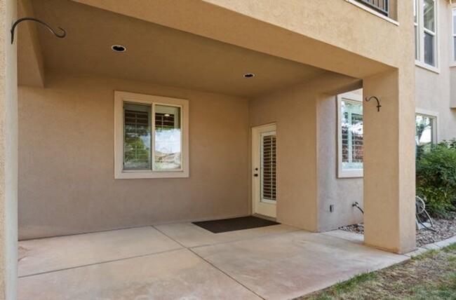 Foto del edificio - Spacious 4-Bedroom Basement Apartment – Ut...