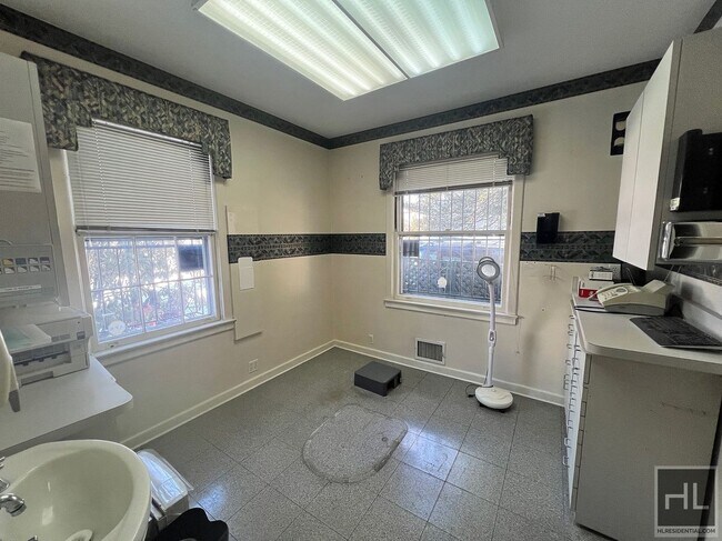 Foto del edificio - Medical Office available in New Dorp!