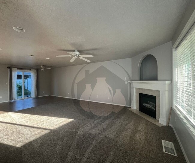 Building Photo - Townhouse Duplex- Rent Ready.   Fenced Yard
